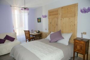 Aux Pierres Magiques - chambre Amethyste - @photo Sylvie Ollon